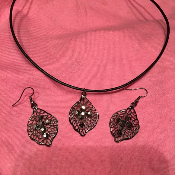 Gorgeous set necklace & earrings light weight NWT - Picture 3 of 8